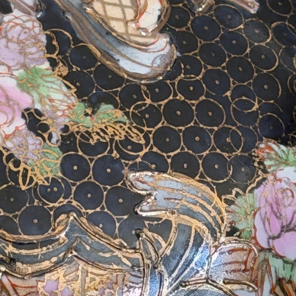 Beautiful decorative Chinese cloisonné-style porcelain vase. G23